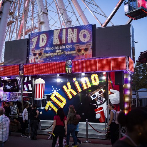 Eine Leuchtreklame bietet offensiv ein 7D-Kino an