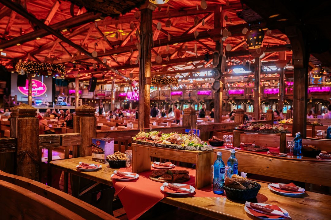 Ein schön dekorierter Tisch in der Almhütte Royal mit einem schmackhaften Vesper-Brett