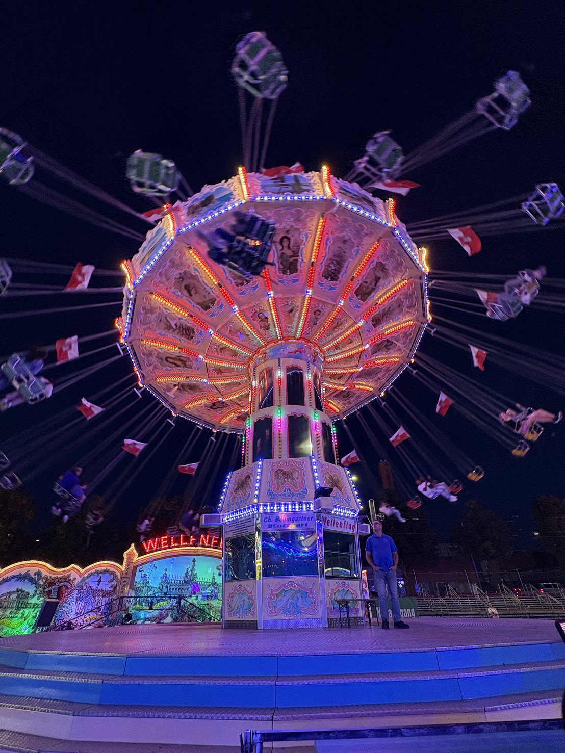 Der Cannstatter Wellenflug bei Nacht, bunt beleuchtet und in Aktion.