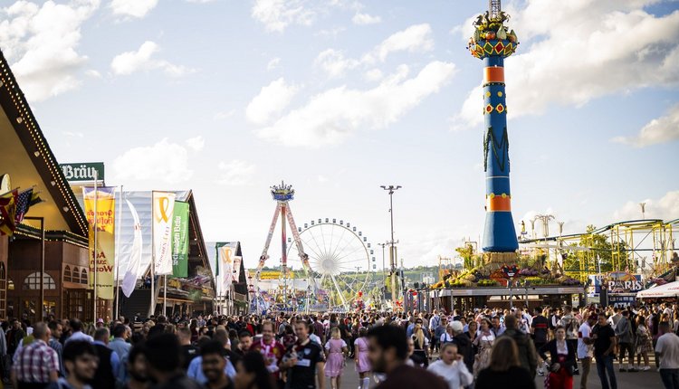Traditioneller Volksfest-Auftakt mit Fassanstich und Umzug