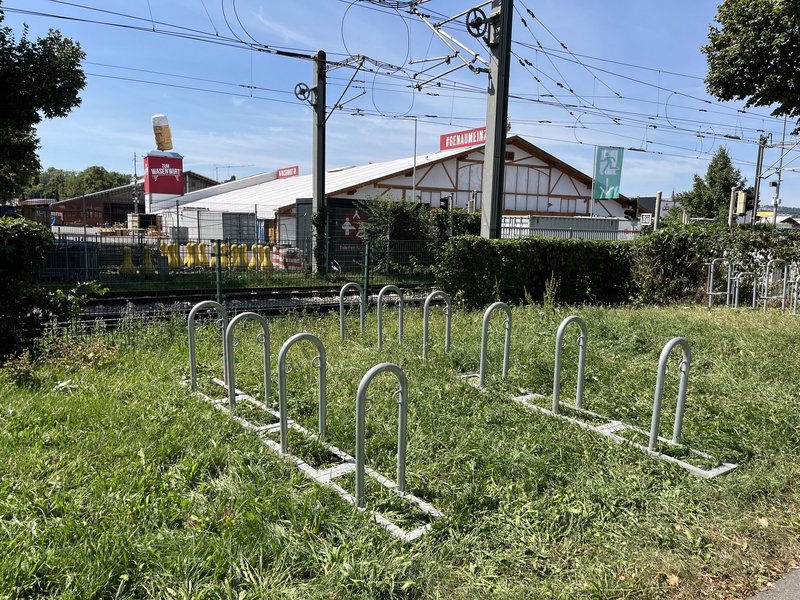 [Translate to English:] Fahrradstellplätze an der Stadtbahnhaltestelle "Cannstatter Wasen" auf einer Wiese.
