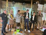 Der Podiumsdialog. Von links nach rechts stehen vor dem Podium: Markus Kaiser, Züchter von Bio-Weiderindern und Genussbotschafter, Linda Heinle – Bierkönigin von Baden-Württemberg und Produkthoheit, Minister Peter Hauk, Moderator Jonas Esterl, Sofie Masson, Brennerin und Genussbotschafterin und Karl Göbel