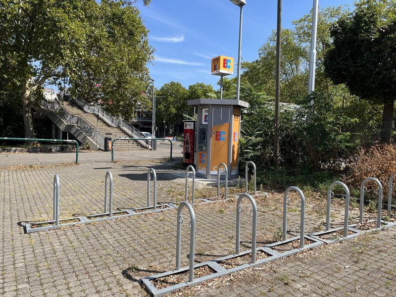 [Translate to English:] Fahrradstellplätze am Willi-Daume-Steg direkt neben dem Wasen-Parkplatz P10