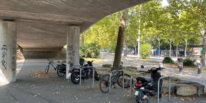 [Translate to English:] Fahrradstellplätze unter dem Willi-Daume-Steg an der Stadtbahnhaltestelle NeckarPark (Stadion)